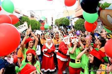 Papá Noel recibe el cariño de cientos de niños de Telde (Foto Antonio Alí y TA)